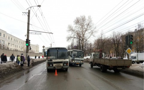 В Кирове автобус на пешеходном переходе сбил женщину