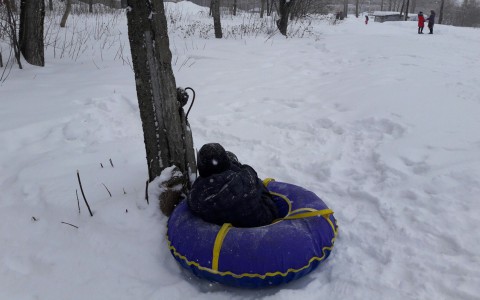 На Филейке дети скатываются на ватрушках в бетонный столб