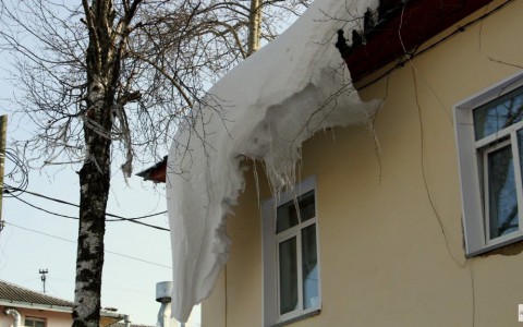 В Кирове после падения льда на женщину решают, как наказать коммунальщиков