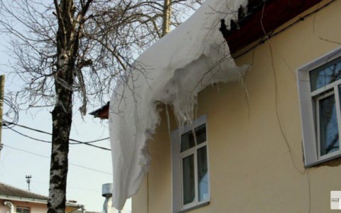 Глава мэрии раскритиковал УК за плохую очистку крыш от снега