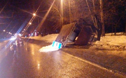 В Кирове под тяжестью снега рухнула остановка