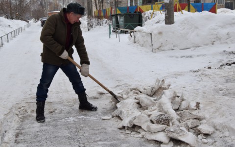 Стало известно, когда тротуары в центре Кирова очистят до асфальта