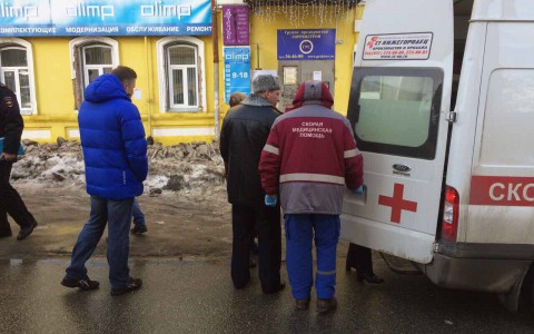 Возле Центральной гостиницы женщина умерла после падения глыбы льда и снега