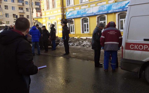 Следователи начали проверку после гибели женщины от упавшего с крыши снега