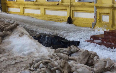 Появилось видео с места гибели женщины от снега в Кирове