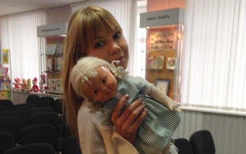 Алла Михеева из "Вечернего Урганта" разрисовала и купила куклу в Кирове