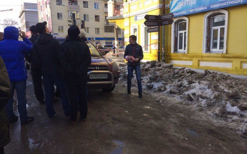 Очевидец ЧП на Преображенской: «После падения снега женщина была жива еще несколько минут»