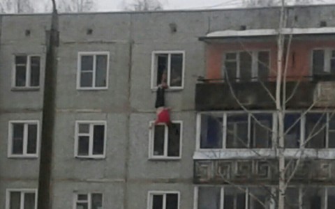 В Кирове девушку держали за ноги из окна пятого этажа