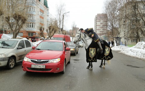 Поздравление от "Мой Pro Город": рыцарь на белом коне подарил кировчанкам розы