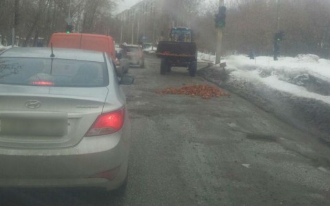 В Кирове на улице Романа Ердякова яму засыпали красными кирпичами
