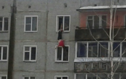 В Кирове девушку держали за ноги из окна пятого этажа: что рассказал хозяин квартиры