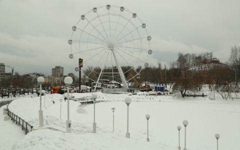 В Кирове на новом колесе обозрения появились кабинки