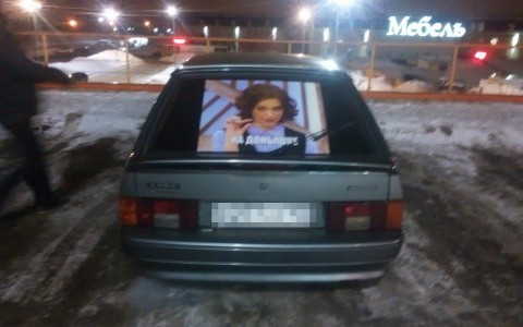 Кировчанин наклеил на заднее стекло машины фото Дианы Шурыгиной
