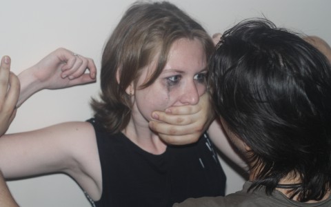 В Кировской области 22-летний парень ворвался в дом к соседке и изнасиловал ее