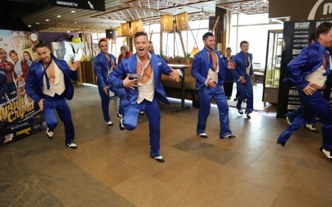 «Дамские угодники» исполнили танец в кировском кинотеатре