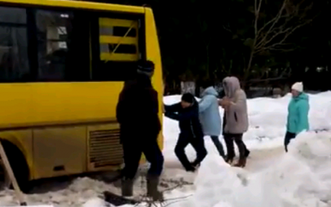 В Слободском застрявший в снегу автобус с детьми выталкивали воспитатели детсада