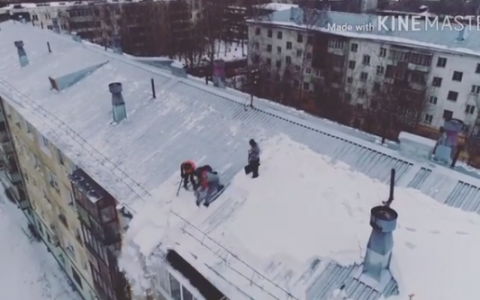 Кировчанин снял, как коммунальщики выделывают опасные трюки на крыше