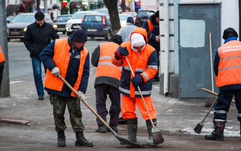 Глава администрации Кирова перенес крайний срок очистки тротуаров в городе