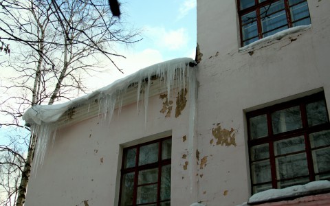 Кировские УК за плохо очищенные крыши оштрафованы на 3 500 000 рублей