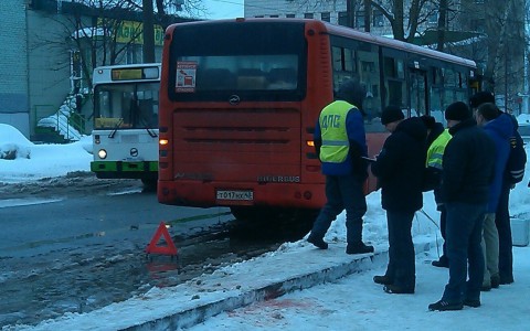 Специалисты: пенсионерка погибла под колесами автобуса в Кирове из-за скользкой дороги