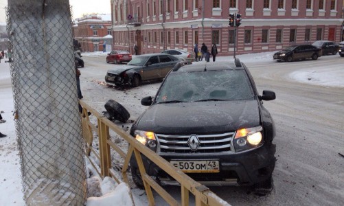 ДТП в центре Кирова: от столкновения иномарка вылетела на пешеходный переход