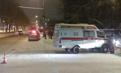 В Кирове столкнулись «скорая» и «Мицубиси»: пострадала пенсионерка
