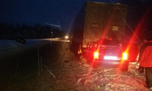 На трассе «Вятка» иномарка влетела под КамАЗ: погиб пассажир