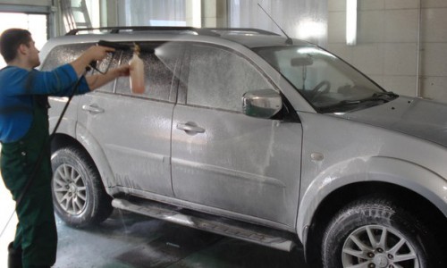 В Кирове с автомойки угнали «Мицубиси-Кольт»