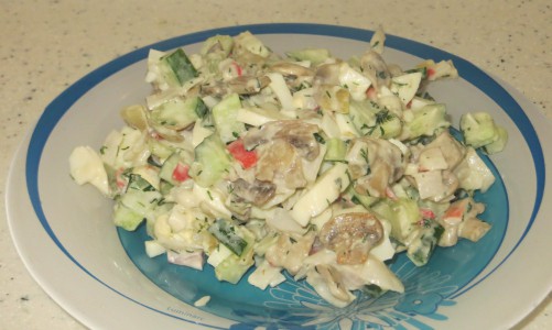 Рецепт дня: салат из крабовых палочек и шампиньонов