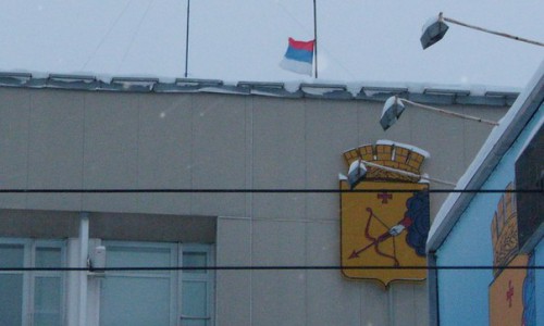 В Кирове на здании администрации повесили перевернутый российский флаг