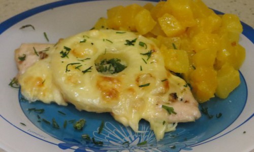 Рецепт дня: курица с ананасами и орешками