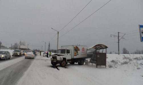 В Кирове грузовик с хлебом столкнулся с иномаркой и врезался в остановку