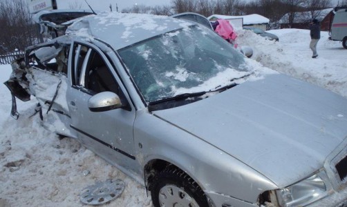 Видео с места смертельного ДТП у Кстинино: в аварии погибли жена и дочь водителя «Шкоды»
