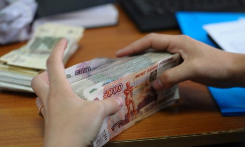 В Кирове установили лимит для зарплат чиновникам