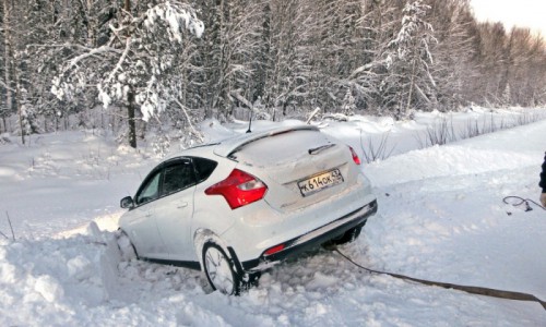 Сотрудники МЧС спасли семью, которая застряла в снегу на трассе в 30-градусный мороз