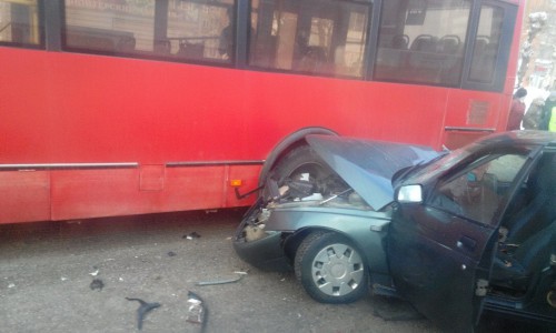 На Лепсе «двенадцатая» влетела в автобус и столкнулась с внедорожником