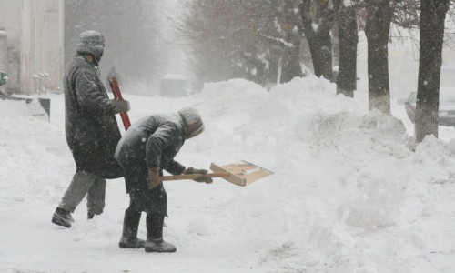 Киров «утопает» в снегу: чиновники организовали горячую линию