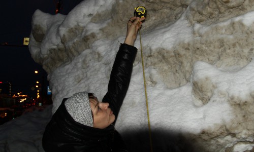 Кировчане утопают в 40-сантиметровой снежной каше и обходят двухметровые сугробы: что об этом думают дорожники?
