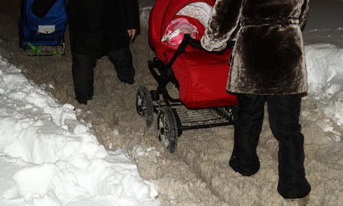 Кировские дворы уже две недели не чистят от снежной каши, в чем причина?