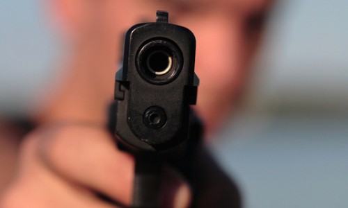 На одной из центральных улиц Кирова незнакомец, угрожая пистолетом, требовал у мужчины деньги и авто