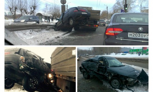 ДТП в Кирове: на Производственной легковушка врезалась в отбойник и задела грузовик