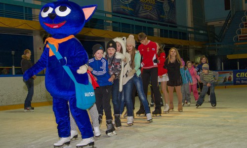 Фоторепортаж: в спорткомплексе "Союз" прошло бесплатное катание на коньках для беженцев с Украины