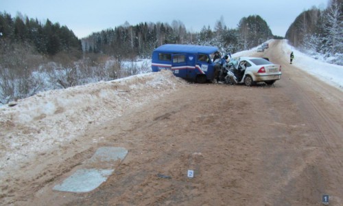 В Кировской области иномарка столкнулась с автомобилем «Почты России»: один человек погиб
