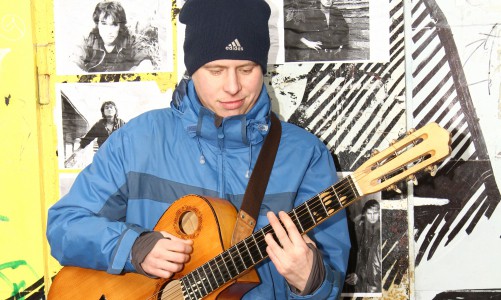 Антон Бортников, уличный музыкант во время исполнения песни: «За три часа могу заработать 2000 рублей»