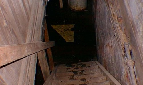 В Кировской области мужчина спрятался от судебных приставов в подвале