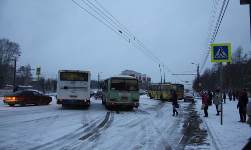 В Кировской области столкнулись «ПАЗ» и «двенадцатая»: водитель легковушки скрылся с места  происшествия