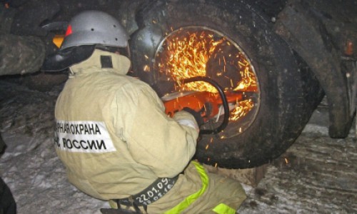 В Кировской области сотрудники МЧС спасли дальнобойщика из Красноярска, который застрял на трассе в двадцатиградусный мороз