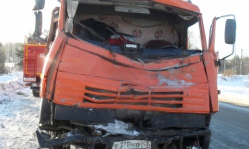 На Победиловском тракте в Кирове столкнулись два КамАЗа