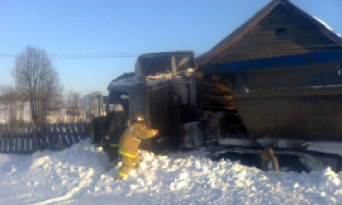 В Кировской области грузовик врезался в столб и протаранил несколько построек