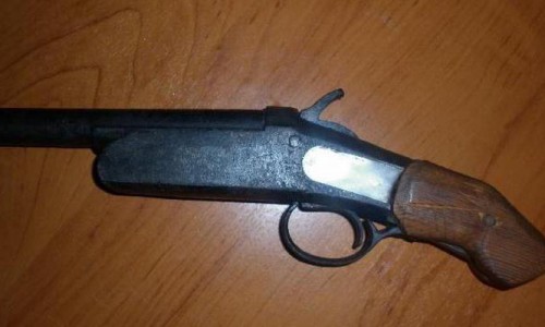 В Кировской области мужчина избивал подругу и хранил в гараже обрез